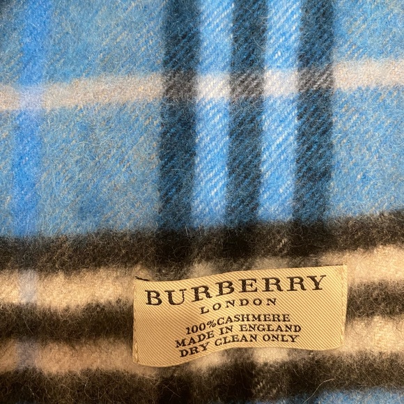 Authentic Burberry Scarf -100% cashmere - Picture 2 of 4